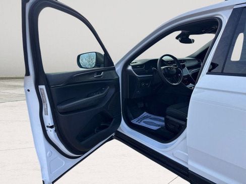 Used 2024 Jeep Grand Cherokee Laredo X w/ Luxury Tech Group I image 15