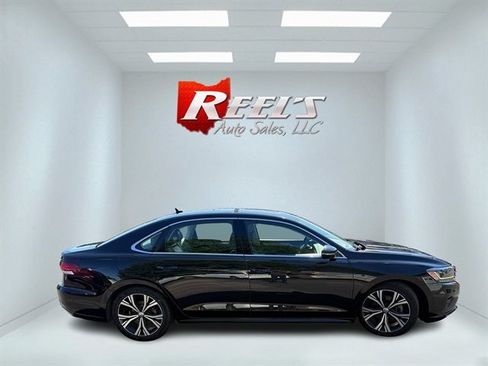 Used 2022 Volkswagen Passat 2.0T SE FWD image 28