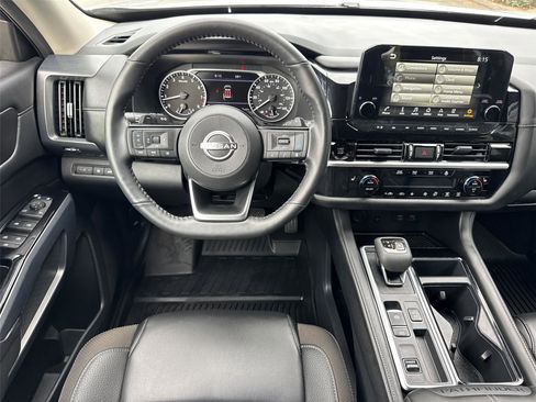 Used 2025 Nissan Pathfinder SL FWD image 22