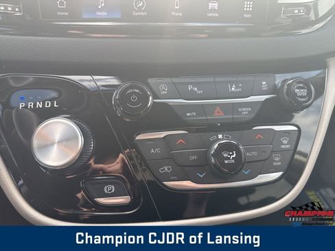 Used 2023 Chrysler Pacifica Touring-L image 28