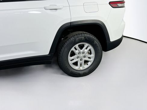 Used 2023 Jeep Grand Cherokee Laredo image 28