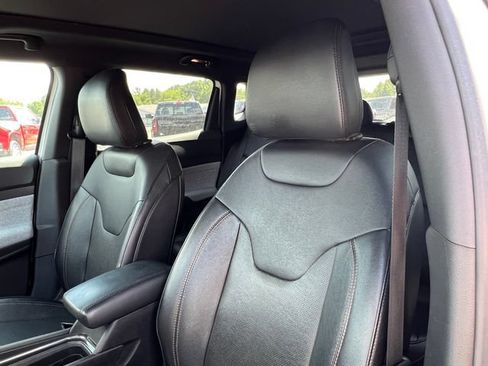 Used 2023 Jeep Compass Latitude w/ Sun and Sound Group AWD/4WD image 3