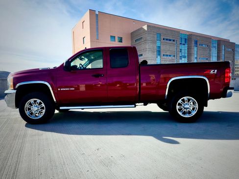Used 2007 Chevrolet Silverado 2500 LT w/ Suspension Package, Off-Road image 2