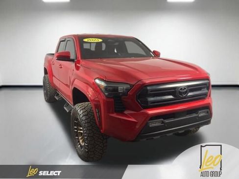 Used 2025 Toyota Tacoma SR5 image 9