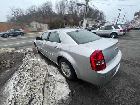 Used 2010 Chrysler 300 Touring image 7
