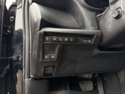 Used 2025 Toyota Sienna Platinum image 30