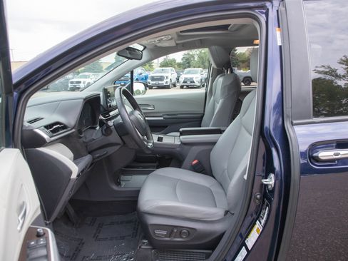 Used 2023 Toyota Sienna XLE FWD image 24