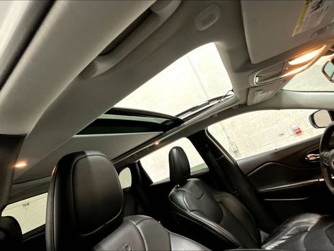 Used 2022 Jeep Cherokee Limited image 27