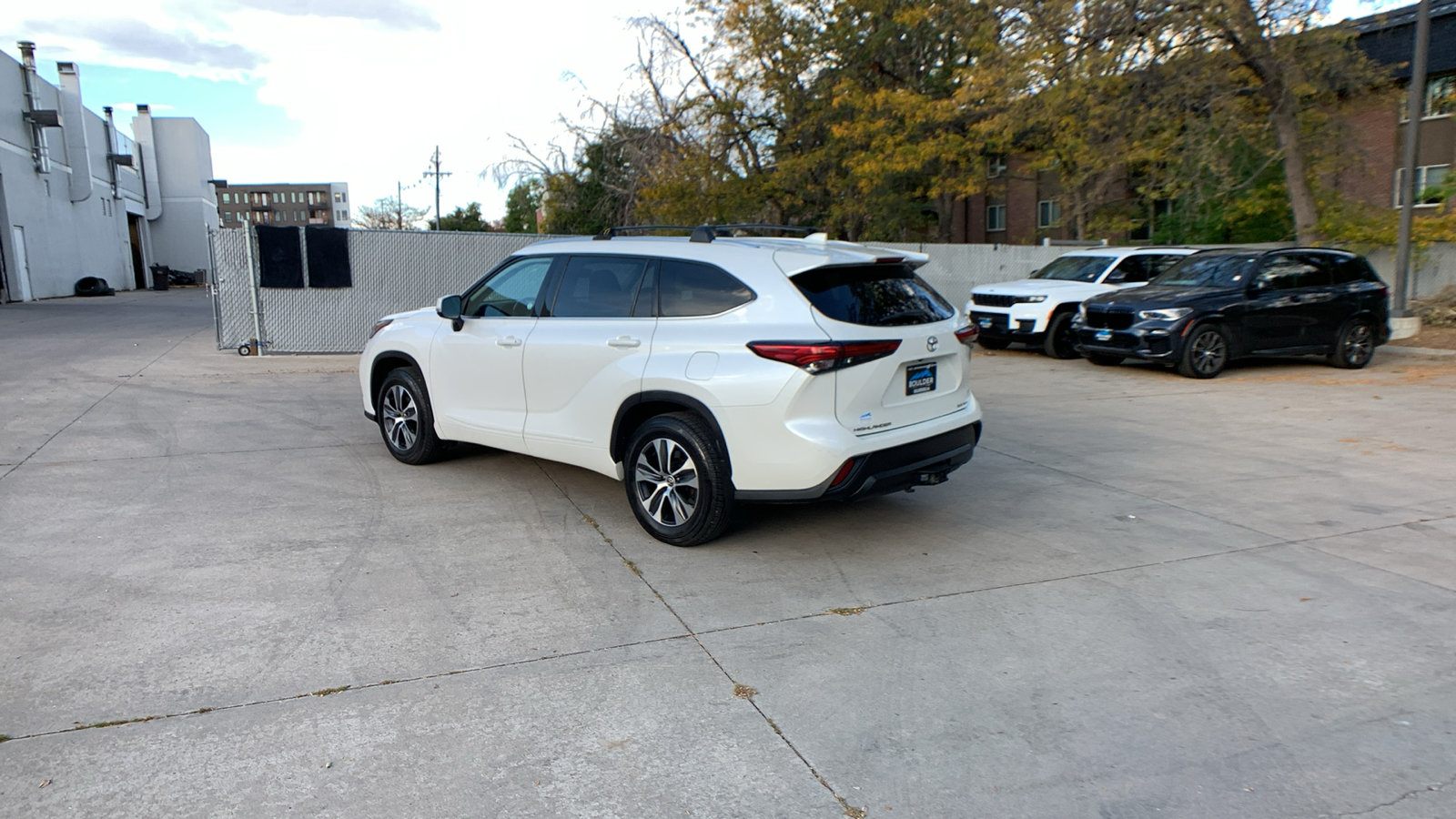Used 2021 Toyota Highlander XLE AWD/4WD image 2