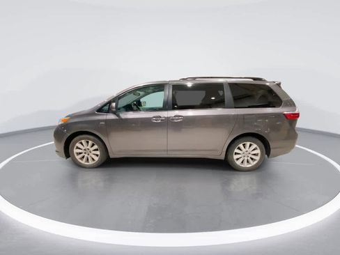 Used 2017 Toyota Sienna XLE image 5