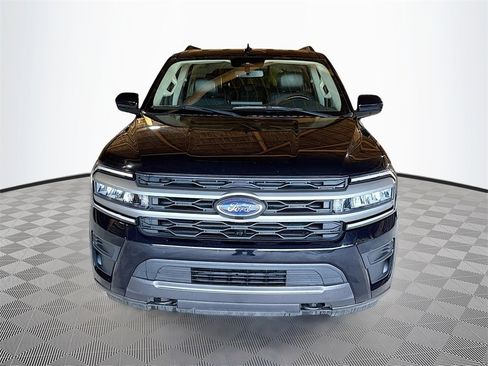 Used 2023 Ford Expedition XLT image 2