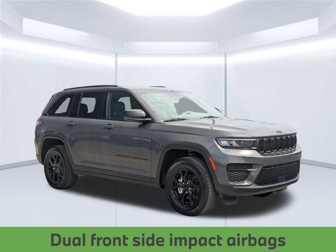 Used 2025 Jeep Grand Cherokee Altitude AWD/4WD image 9