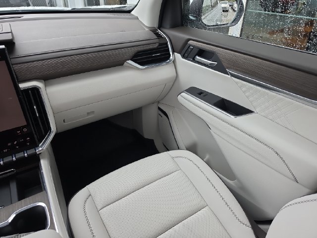 Certified 2026 GMC Acadia Denali w/ Super Cruise Package FWD image 14