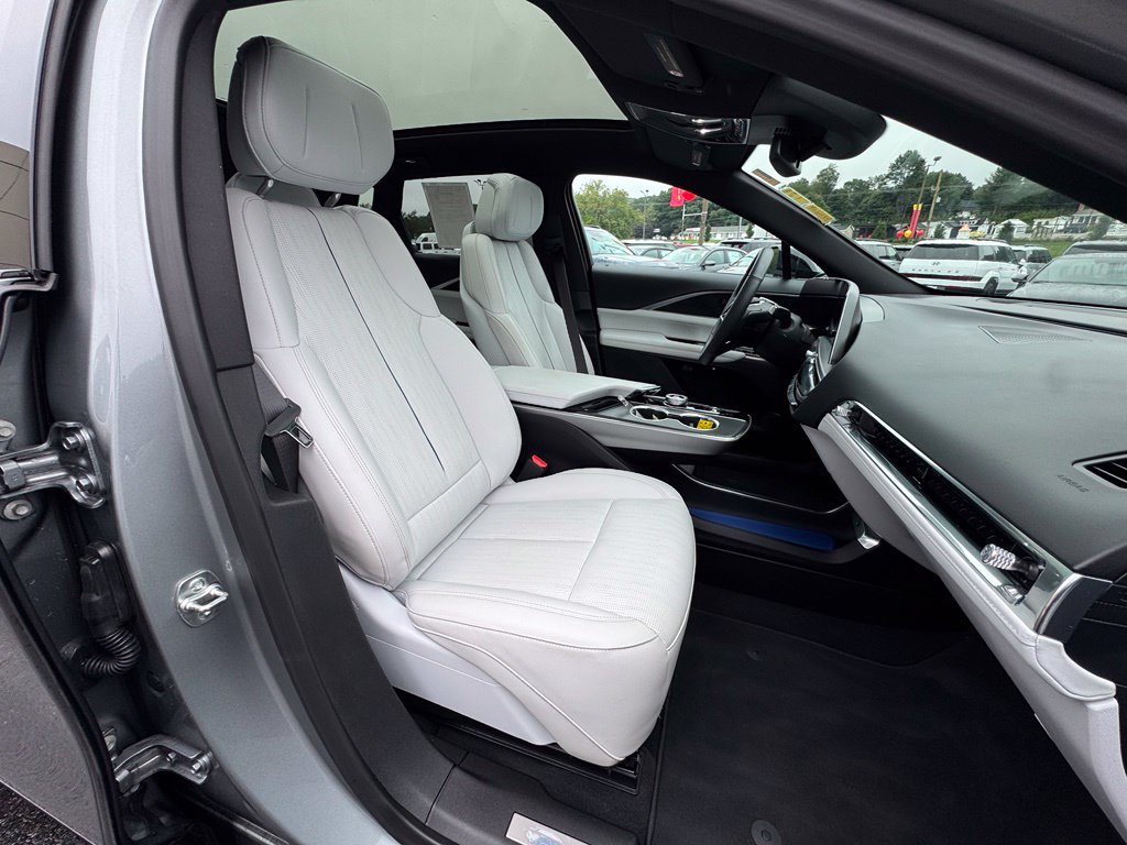 Used 2025 Cadillac Lyriq Sport AWD/4WD image 32