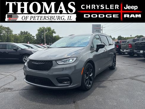 Used 2024 Chrysler Pacifica Touring-L w/ S Appearance Package FWD image 3