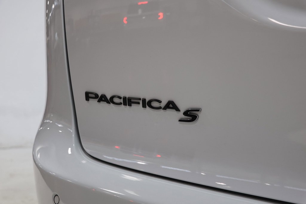 Used 2025 Chrysler Pacifica Limited FWD image 11