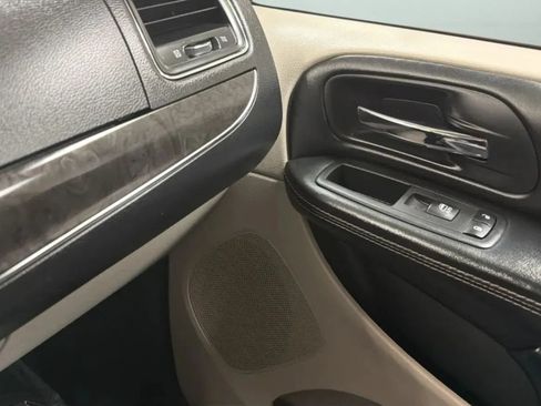 Used 2016 Chrysler Town & Country Touring FWD image 16