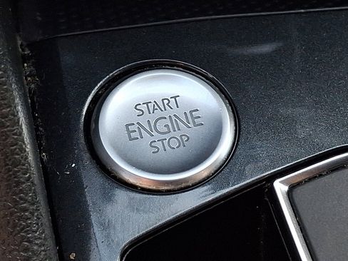 Used 2018 Volkswagen Tiguan SE w/ Panoramic Sunroof Package image 23