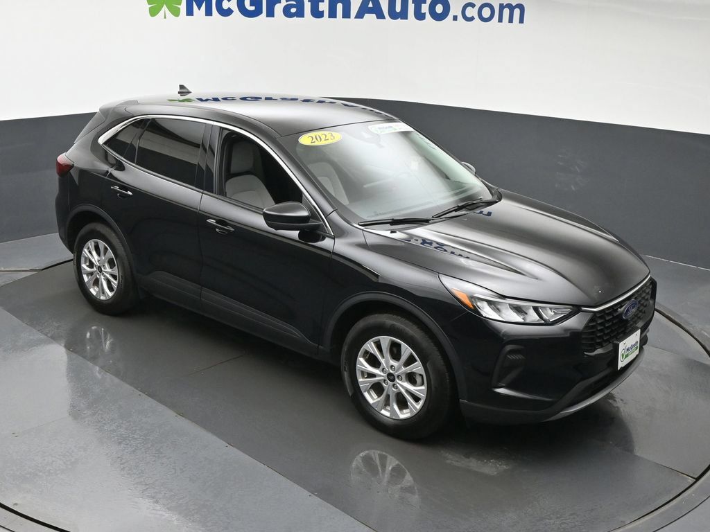 Used 2023 Ford Escape Active w/ Tech Pack #2 AWD/4WD image 3