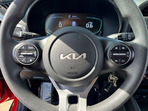 Used 2025 Kia Soul LX w/ LX Technology Package FWD image 25