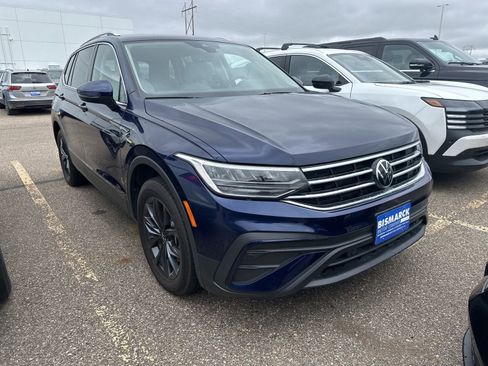 Used 2023 Volkswagen Tiguan SE w/ Panoramic Sunroof Package AWD/4WD image 2