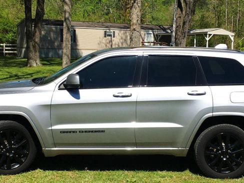 Used 2018 Jeep Grand Cherokee Altitude image 3