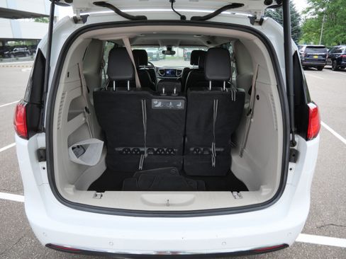 Used 2018 Chrysler Pacifica Touring-L Plus FWD image 18