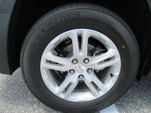 Used 2024 GMC Terrain SLE FWD image 8