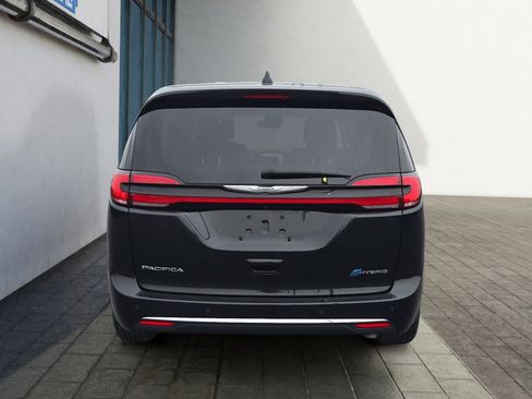Used 2023 Chrysler Pacifica Touring-L FWD image 4