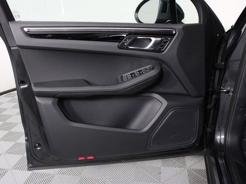 Used 2025 Porsche Macan image 20