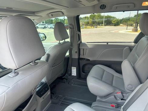 Used 2020 Toyota Sienna XLE Premium FWD image 10