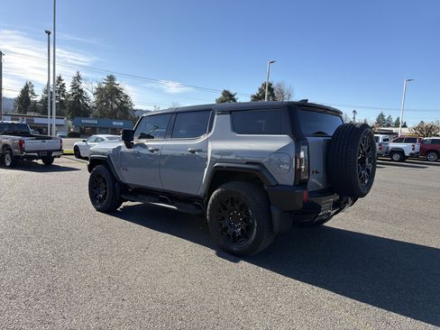 Used 2024 GMC Hummer EV 2X w/ LPO, Illumination Package image 3