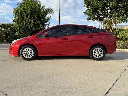 Used 2017 Toyota Prius Two w/ Preferred Accessory Package FWD image 2