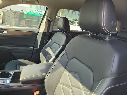 Used 2025 Volkswagen Atlas SE FWD image 17