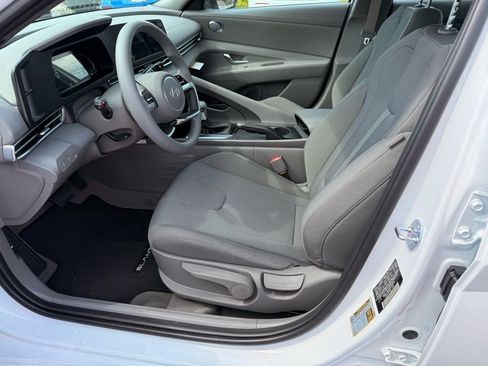 Used 2025 Hyundai Elantra SE FWD image 6