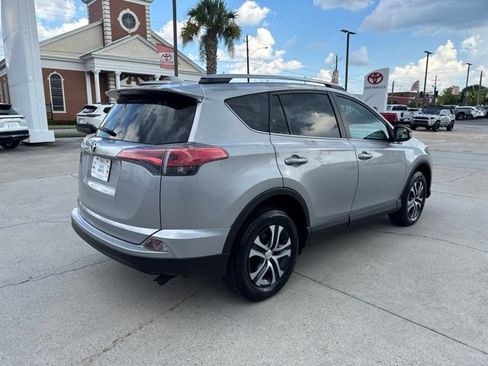 Used 2017 Toyota RAV4 LE FWD image 5