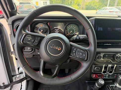 Used 2024 Jeep Wrangler Unlimited Rubicon AWD/4WD image 33