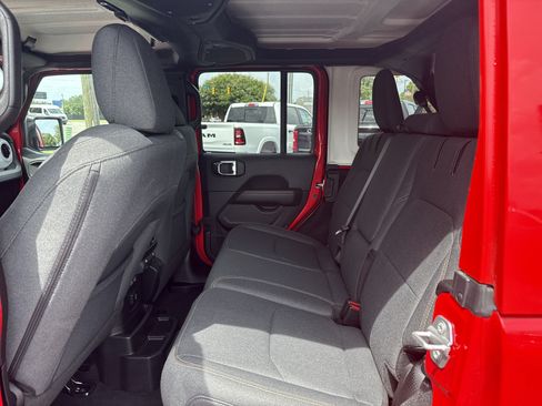 Used 2025 Jeep Wrangler Unlimited Sahara AWD/4WD image 33