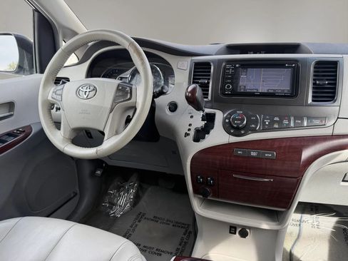 Used 2013 Toyota Sienna XLE image 27