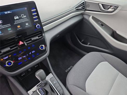 Used 2020 Hyundai Ioniq SE image 29