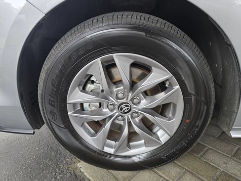 Used 2024 Toyota Sienna LE AWD/4WD image 9
