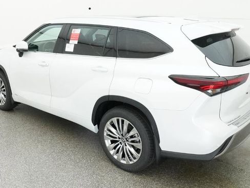 New 2026 Toyota Highlander Platinum AWD/4WD image 5