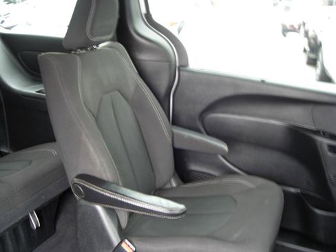 Used 2021 Chrysler Pacifica Touring w/ S Appearance Package image 19