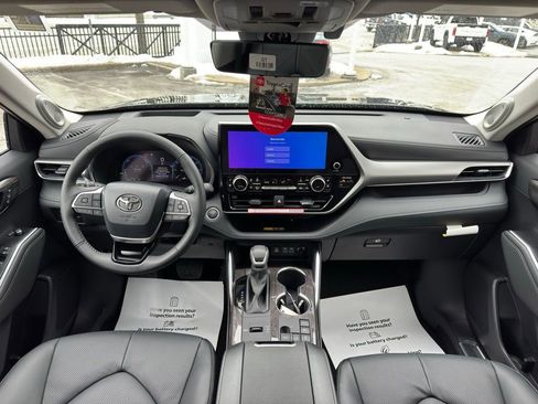 New 2026 Toyota Highlander Platinum image 9