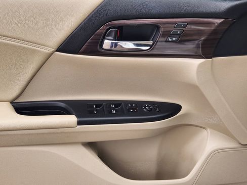 Used 2016 Honda Accord Touring image 12