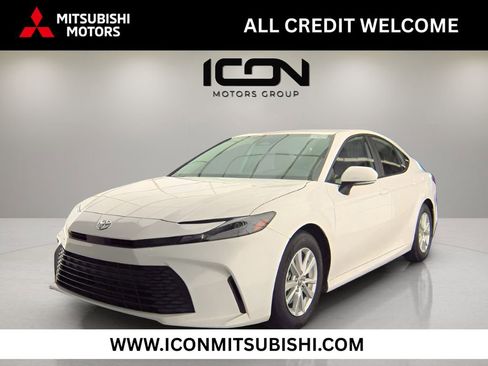 Used 2025 Toyota Camry LE image 1