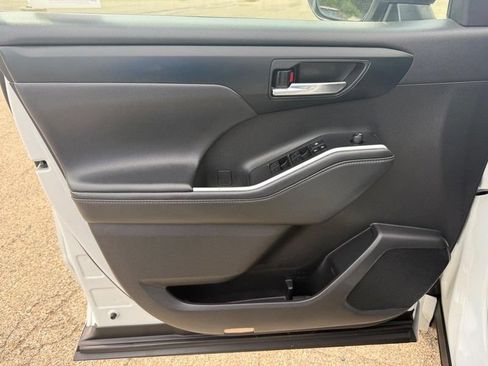 Used 2022 Toyota Highlander XLE FWD image 20