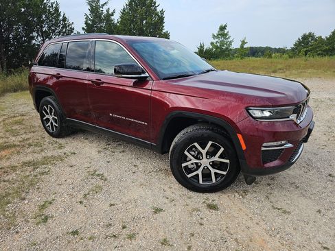 Used 2024 Jeep Grand Cherokee Limited AWD/4WD image 2