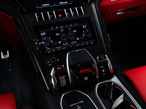 Used 2022 Lamborghini Urus image 13