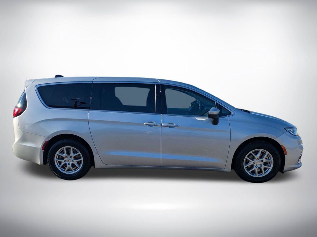 Used 2023 Chrysler Pacifica Touring-L FWD image 2
